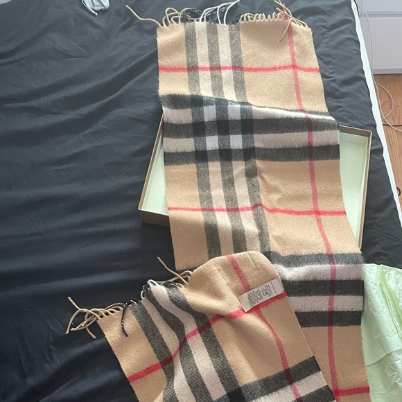 Burberry Classic Check Cashmere Scarf - Picture 7 of 8